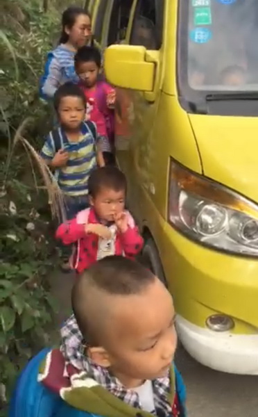 偽裝校車還超員 交警罰你沒商量