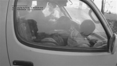 圖片截自警方執(zhí)法記錄儀