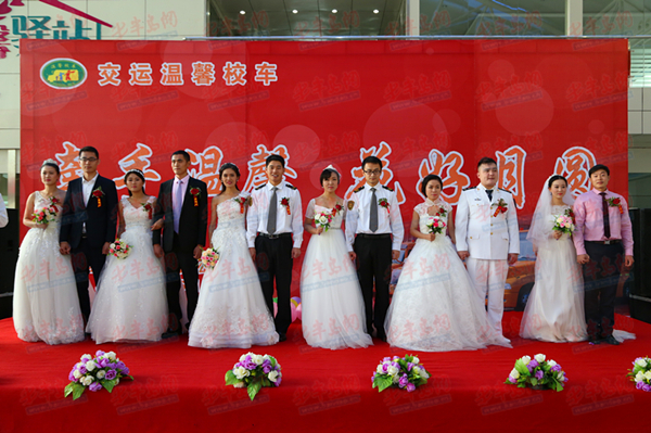 緣定校車牽手溫馨 6對新人上演“校車婚禮” 緣定校車牽手溫馨 6對新人上演“校車婚禮”