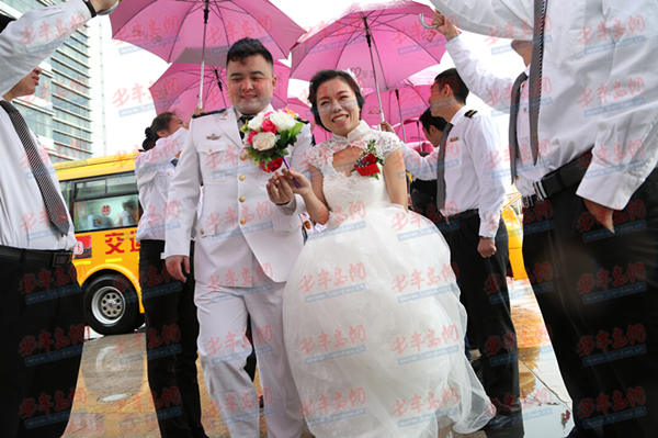 緣定校車牽手溫馨 6對新人上演“校車婚禮” 緣定校車牽手溫馨 6對新人上演“校車婚禮”