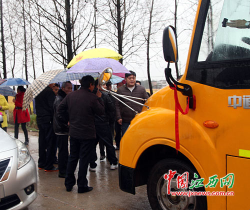 昨日下午1時許，6輛校車被攔截在藍(lán)田宋家路段的岔道上。其中一輛校車載著17名學(xué)生和1名老師，最后由警方派車把人轉(zhuǎn)運(yùn)。下午1時38分，一輛贛L56260校車也被攔截，車上有師生19人。數(shù)十名攔車人員稱，校車把他們班線的客源搶了，股東們才自發(fā)組織起來攔截校車。