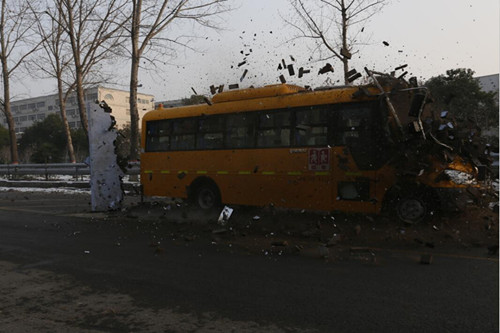 客戶見證第一碰 宇通校車成功挑戰(zhàn)撞墻測試