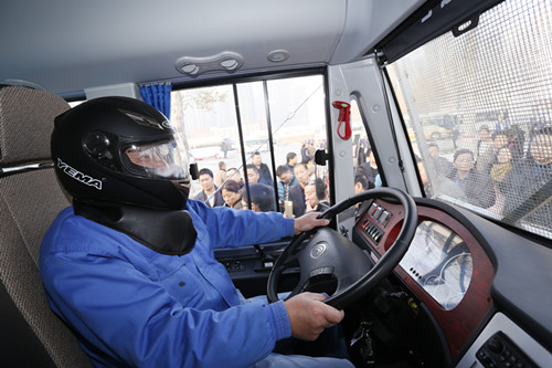 客戶見證第一碰 宇通校車成功挑戰(zhàn)撞墻測試
