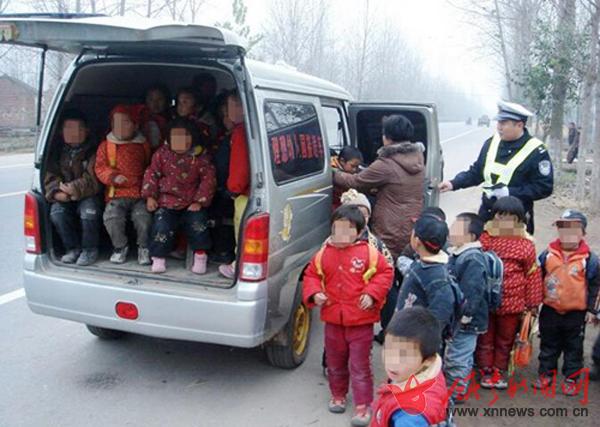 核載11人校車裝28兒童 客車擠65人嚴重超載 “校車”裝28人客車擠65人 安全行車豈能當兒戲
