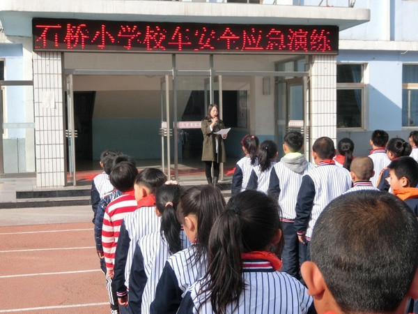 遼寧法庫縣石橋小學開展“校車應急疏散演練”體驗教育活動