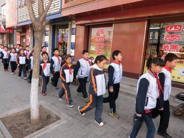 遼寧法庫縣石橋小學開展“校車應急疏散演練”體驗教育活動