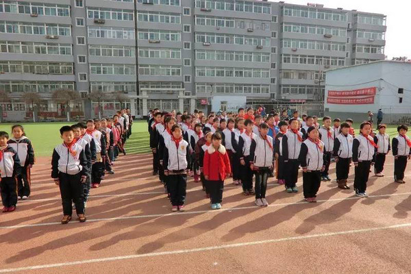 遼寧法庫縣石橋小學開展“校車應急疏散演練”體驗教育活動