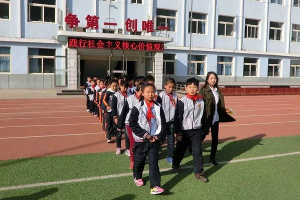 遼寧法庫縣石橋小學開展“校車應急疏散演練”體驗教育活動