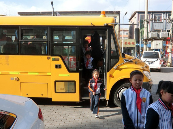 遼寧法庫縣石橋小學開展“校車應急疏散演練”體驗教育活動
