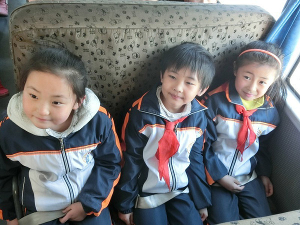 遼寧法庫縣石橋小學開展“校車應急疏散演練”體驗教育活動