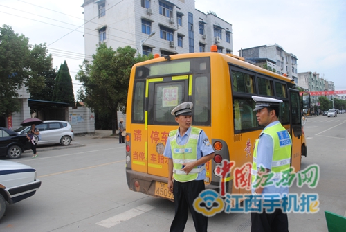 武寧交警為每一輛國標校車噴涂隊屬車輛“身份證”號