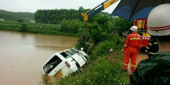 不完全統(tǒng)計(jì)顯示:校車事故4年43起 多個家庭支離破碎 不完全統(tǒng)計(jì)顯示:校車事故4年43起 多個家庭支離破碎