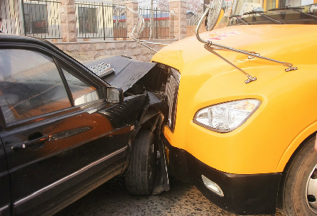 男子駕車撞上校車棄車逃逸 將被拘留15日罰款2000元 男子駕車撞上校車棄車逃逸 將被拘留15日罰款2000元