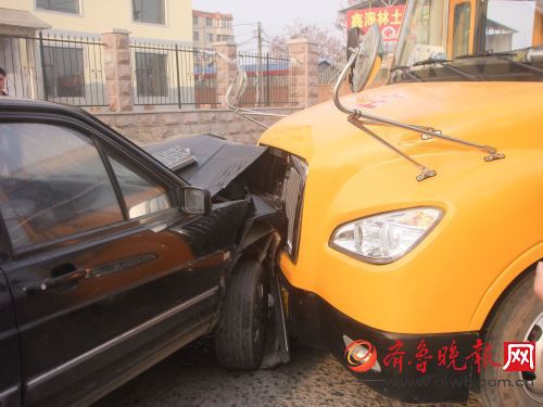 駕車撞擊校車后棄車跑了