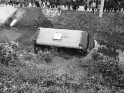 載有20多名孩子幼兒園校車翻入河中 幸無人員傷亡