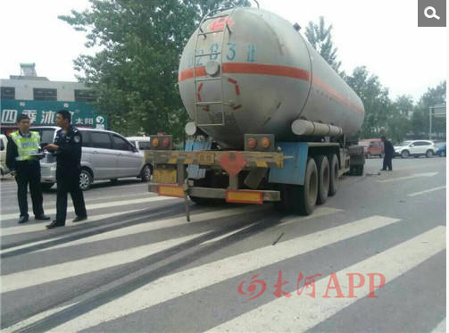 校車與罐車相撞1死14傷 多輛過路私家車伸援手 校車與罐車相撞1死14傷 多輛過路私家車伸援手