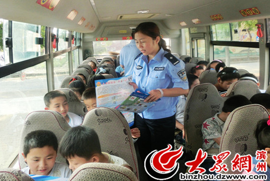 沾化交警擰緊校車安全閥 保證學生交通安全 沾化交警擰緊校車安全閥 保證學生交通安全