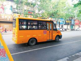 無牌校車上路接送孩子