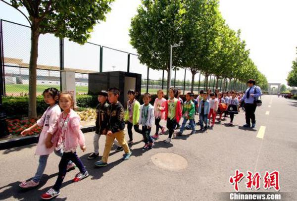 天津30多輛“大鼻子”校車擁有了合法“身份證” 天津30多輛“大鼻子”校車擁有了合法“身份證”