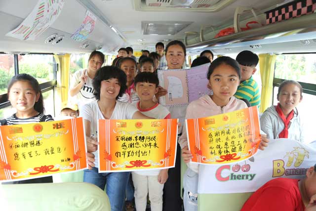 校車司機的“畢業(yè)典禮”——溫馨一幕 校車司機的“畢業(yè)典禮”——溫馨一幕