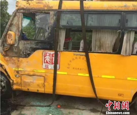 28日上午，廣東東莞塘廈鎮發生一起校車側翻事件，事故造成1名11歲的女學生死亡，另有14名學生與1名跟車員、1名司機受輕傷被送往醫院接受檢查。圖為救援現場。