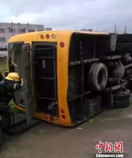 28日上午，廣東東莞塘廈鎮發生一起校車側翻事件，事故造成1名11歲的女學生死亡，另有14名學生與1名跟車員、1名司機受輕傷被送往醫院接受檢查。圖為救援現場。