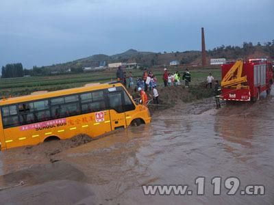 內蒙古校車被困泥水中,消防官兵助理脫困 內蒙古校車被困泥水中,消防官兵助理脫困