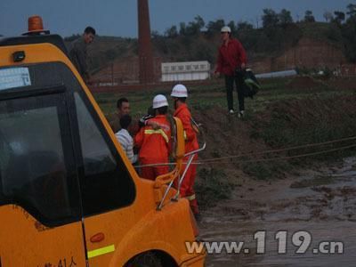 內蒙古校車被困泥水中,消防官兵助理脫困 內蒙古校車被困泥水中,消防官兵助理脫困