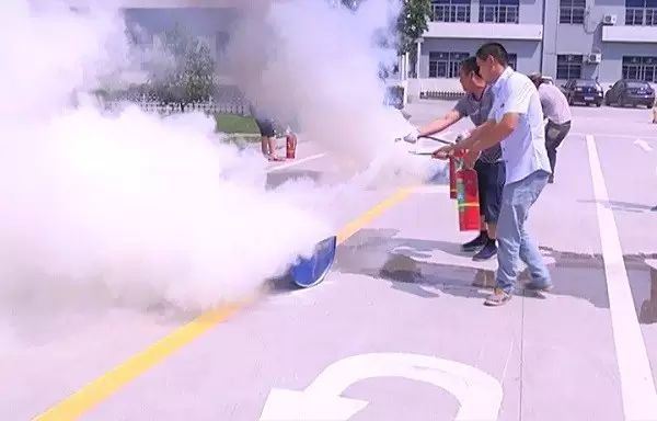 校車突發事故?浙江諸暨浣東街道中心學校來演練 校車突發事故?浙江諸暨浣東街道中心學校來演練