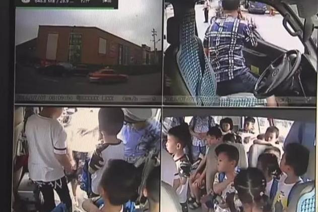 湖南株洲某幼兒園校車超載，司機(jī)態(tài)度令人唏噓