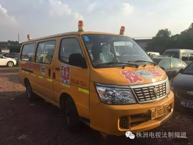 湖南株洲某幼兒園校車超載，司機態(tài)度令人唏噓