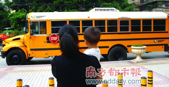 美國校車開進廣州,校車價格成最大問題! 市民對美國校車充滿好奇,擔心車費太高“坐不起”。南都記者馬強攝
