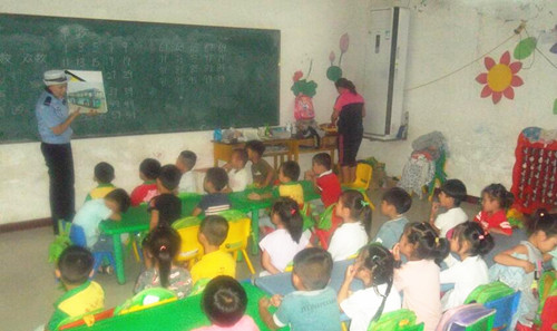 幼兒園校車安全牽著交警的心/ 雞澤交警深入幼兒園督導(dǎo)校車安全