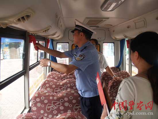 黃石下陸交警對轄區(qū)校車進(jìn)行集中大“體檢”