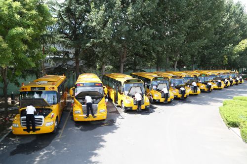 交運溫馨校車城陽分公司駕駛員進行車輛檢查