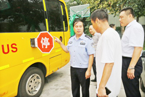 淄博高新區交警對轄區37輛校車進行了安全大檢查/ 04_3860