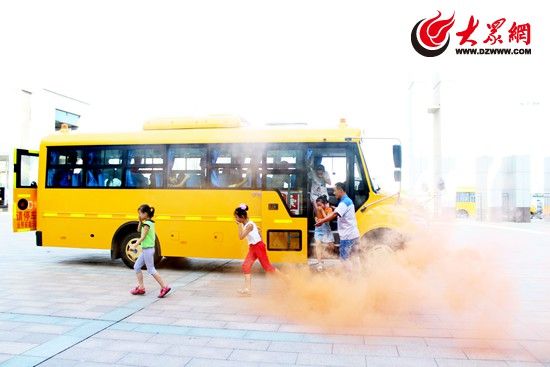 日照山海天幼兒園校車安全消防演練/ 日照山海天幼兒園校車安全消防演練