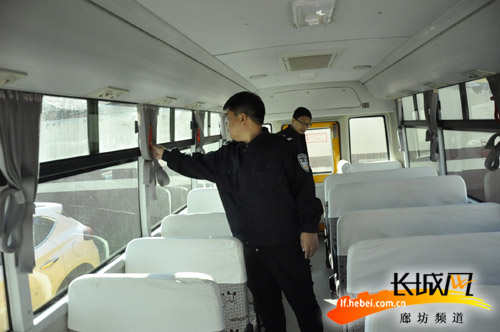 廊坊交警排查幼兒園校車(chē)隱患 發(fā)放宣傳資料1200余份 交警排查校車(chē)隱患。蔡崢供圖