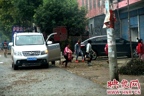 駐馬店平陽非專用校車橫行,教育局監管待提高 正在接送孩子的面包車
