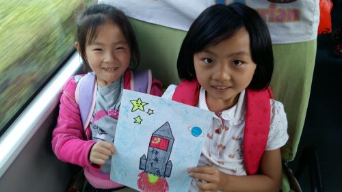 溫馨校車上的航天夢/ 校車娃娃手繪神州11號飛船2