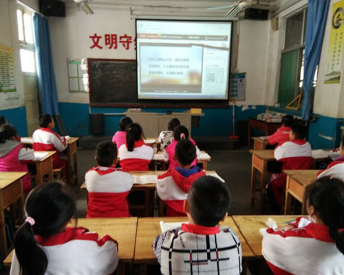 山東:火炬小學開展“校車安全”宣傳教育活動 山東:火炬小學開展“校車安全”宣傳教育活動