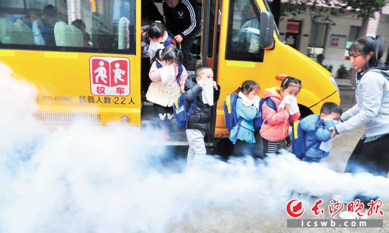 長沙幼兒園校車自燃應急處置演練/ 長沙幼兒園校車自燃應急處置演練