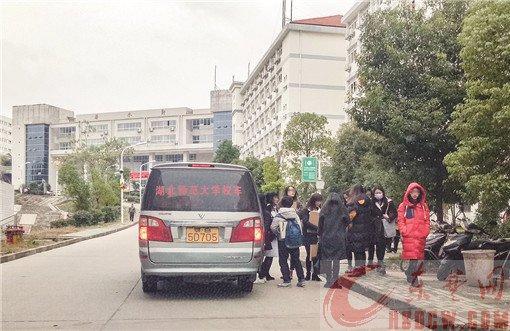 “校車”涉嫌非法營運(yùn)被查獲　超員接送大學(xué)生