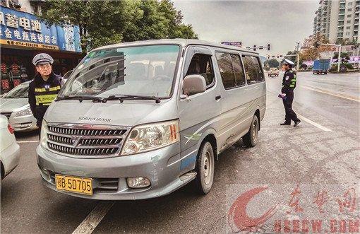 “校車”涉嫌非法營運(yùn)被查獲　超員接送大學(xué)生