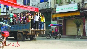 廣東省河源市：報(bào)廢泥頭車被改裝為校車 老師家長(zhǎng)呼吁整治