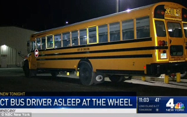 太膽大！校車司機(jī)開著車打盹嚇壞學(xué)生