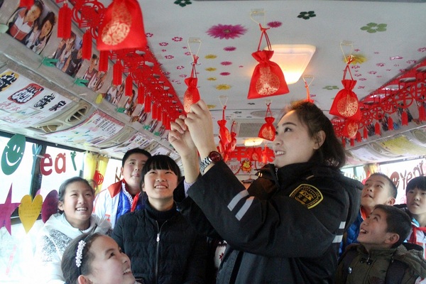 青島校車開設(shè)“流動課堂” 車廂年味十足