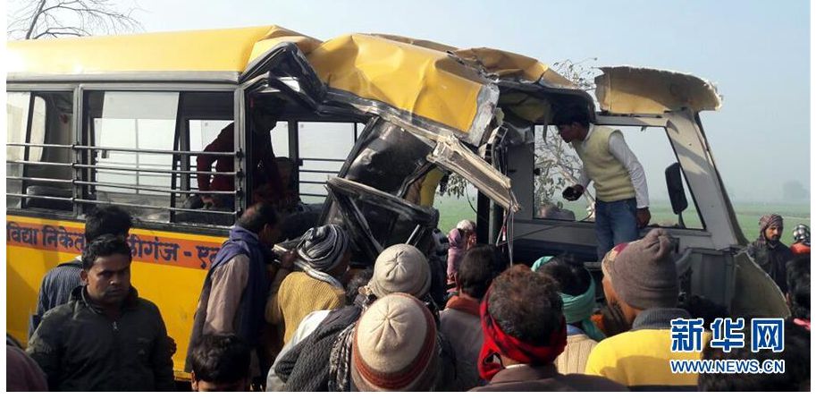 印度北方邦一校車與貨車相撞 造成至少15人死亡
