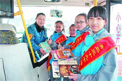 青島市：兩千輛交運校車參與校園捐書，愛心傳遞不止