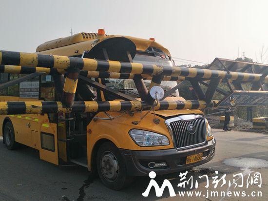 校車撞倒限高桿 所幸無人員傷亡 陽光大道_副本